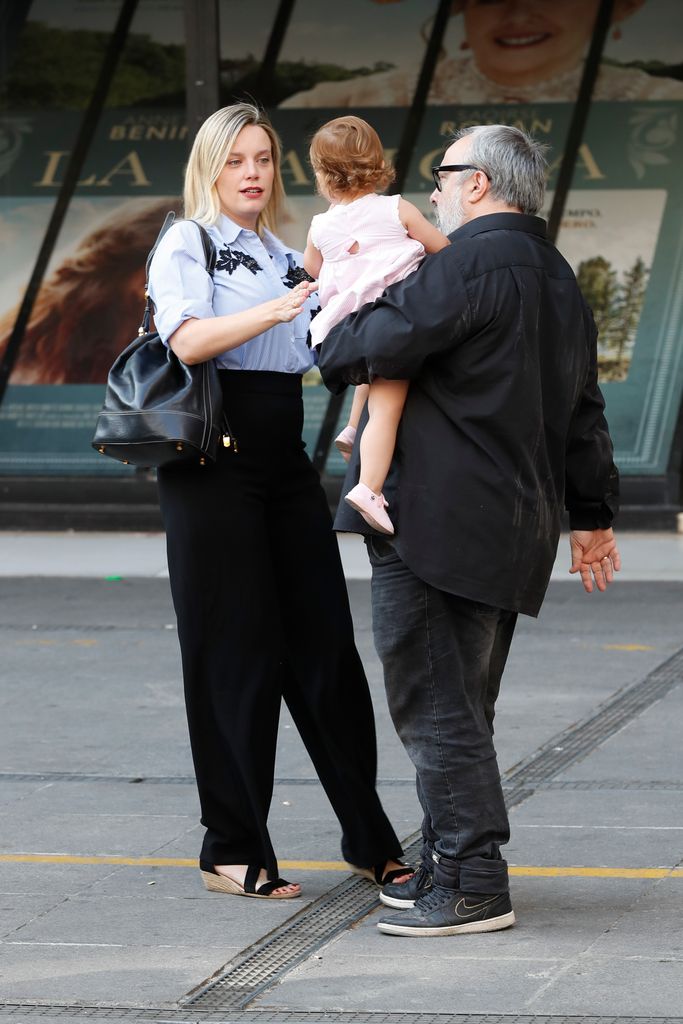 El director Álex de la Iglesia y Carolina Bang con su hija durante la promoción de la película "En las estrellas". Madrid 30/08/2018