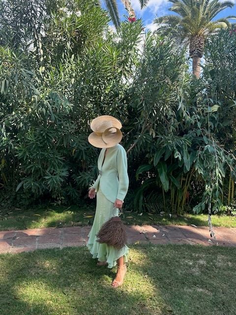 Look de invitada de boda de dos piezas con tocado