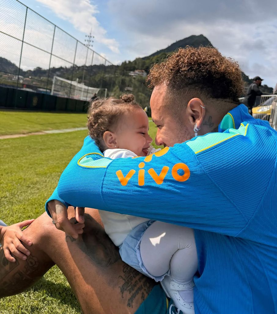 Neymar con su hija Mel, que cumple un año