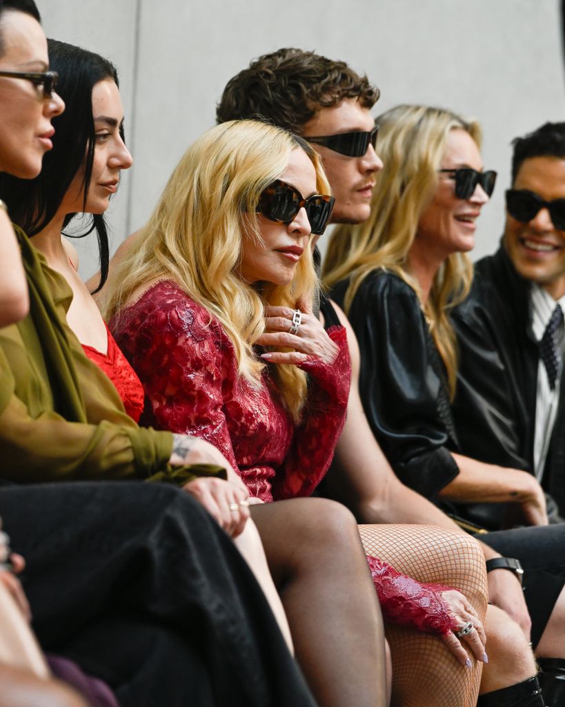 Debi Mazar, Charli xcx, Madonna, Connor Storrie y Kate Moss en el front row del desfile masculina de Saint Laurent en París.