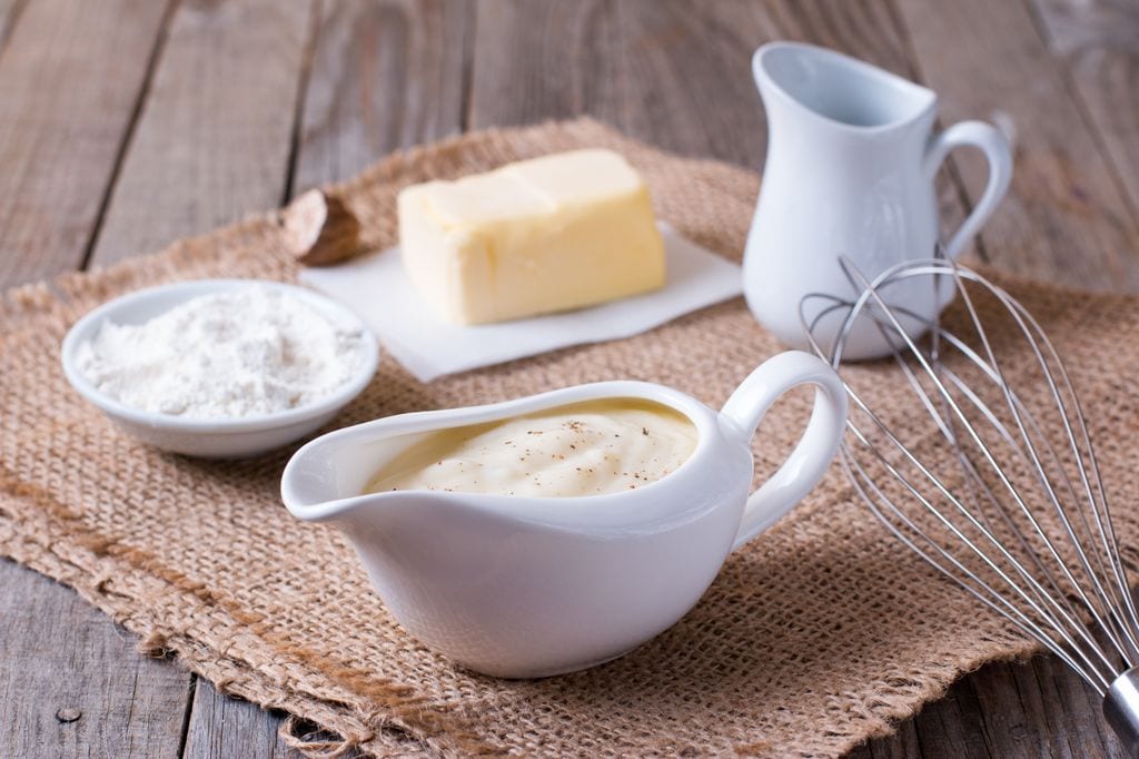 La salsa bechamel lleva como ingredientes leche, mantequilla, harina, sal y nuez moscada.