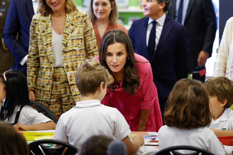 La reina Letizia en un taller infantil de la Feria del Libro