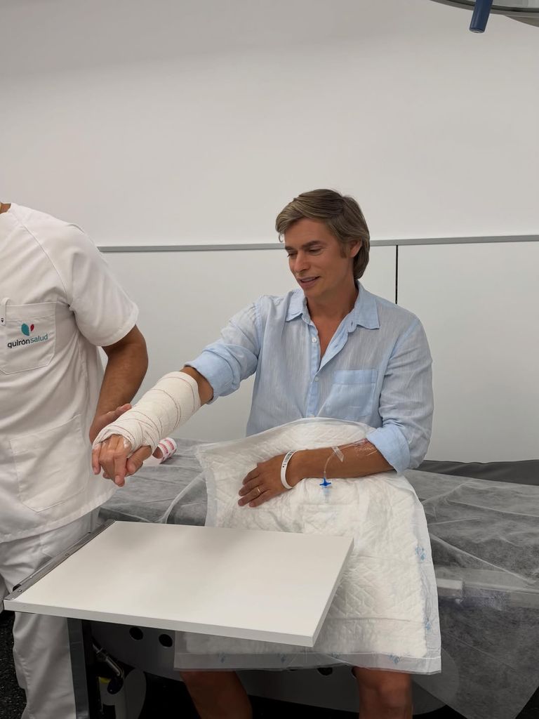 Carlos Baute, tras sufrir una fractura en la muñeca