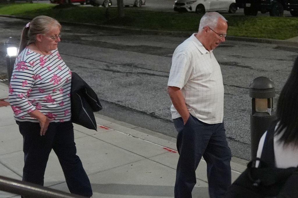 Louis Prevost y su esposa regresaron a Estados Unidos junto con J. D. Vance luego de asistir a la misa inaugural del Papa León XIV en El Vaticano. 