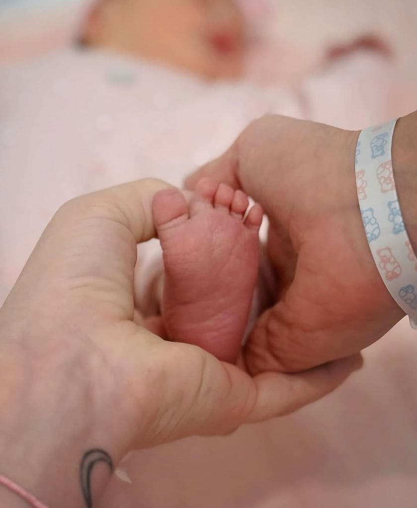 Lele Pons compartió esta tierna foto del piecito de su bebé para anunciar su nacimiento. 