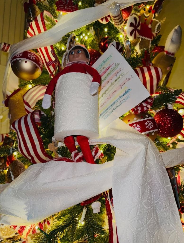 El elfo se ha adueñado del árbol de Navidad y de otros espacios de la casa. 