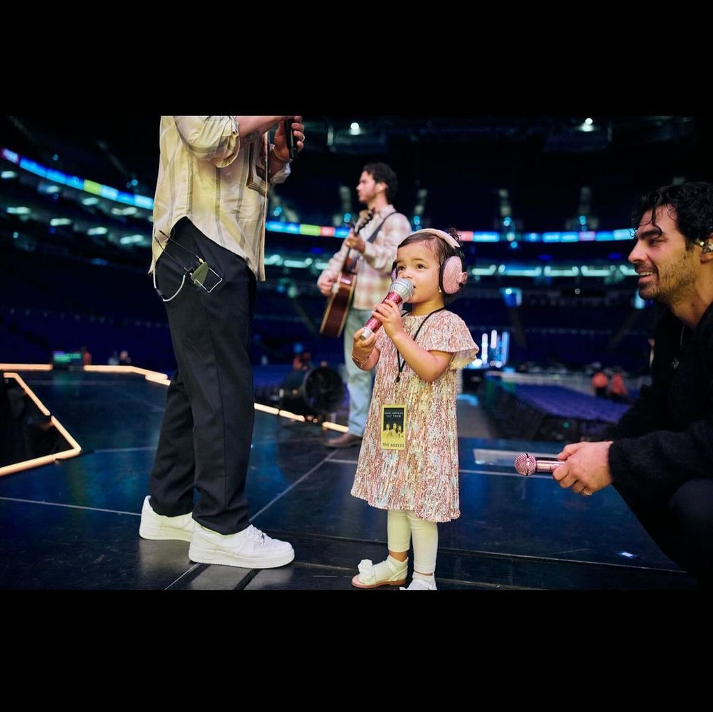 Joe Jonas y su sobrina Mati en el concierto de los Jonas Brothers en el O2 Arena de Londres, septiembre de 2024