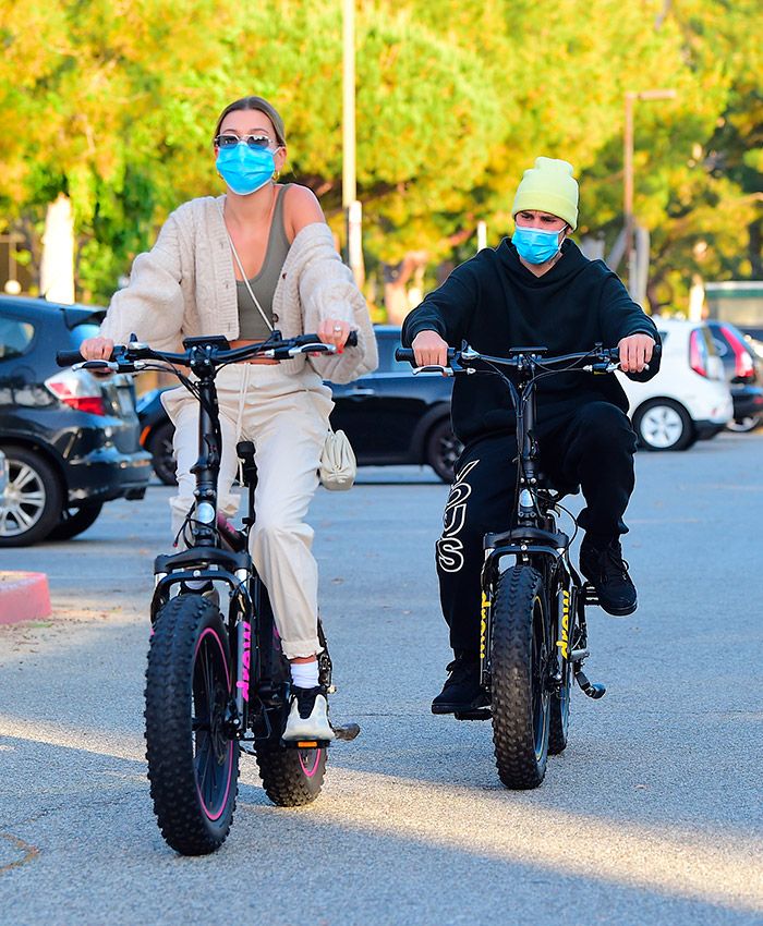 Justin Bieber y Hailey Bieber montando en bici con mascarilla