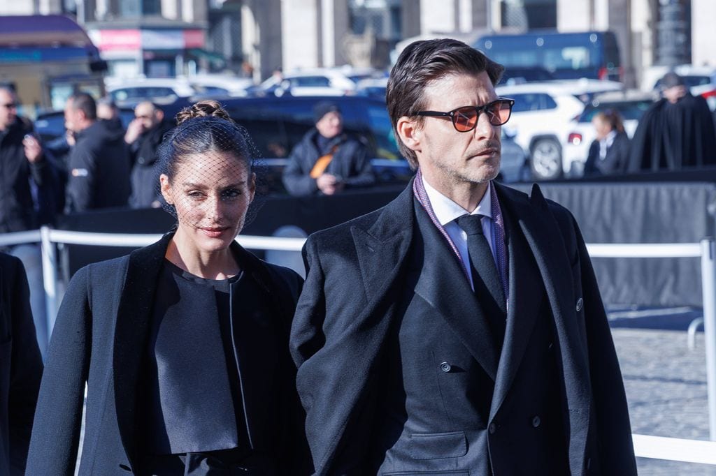Olivia Palermo y su esposo Johannes Huebl a su llegada al funeral de Valentino, en la Basílica Santa Maria degli Angeli e dei Martiri, en Roma, Italia. 