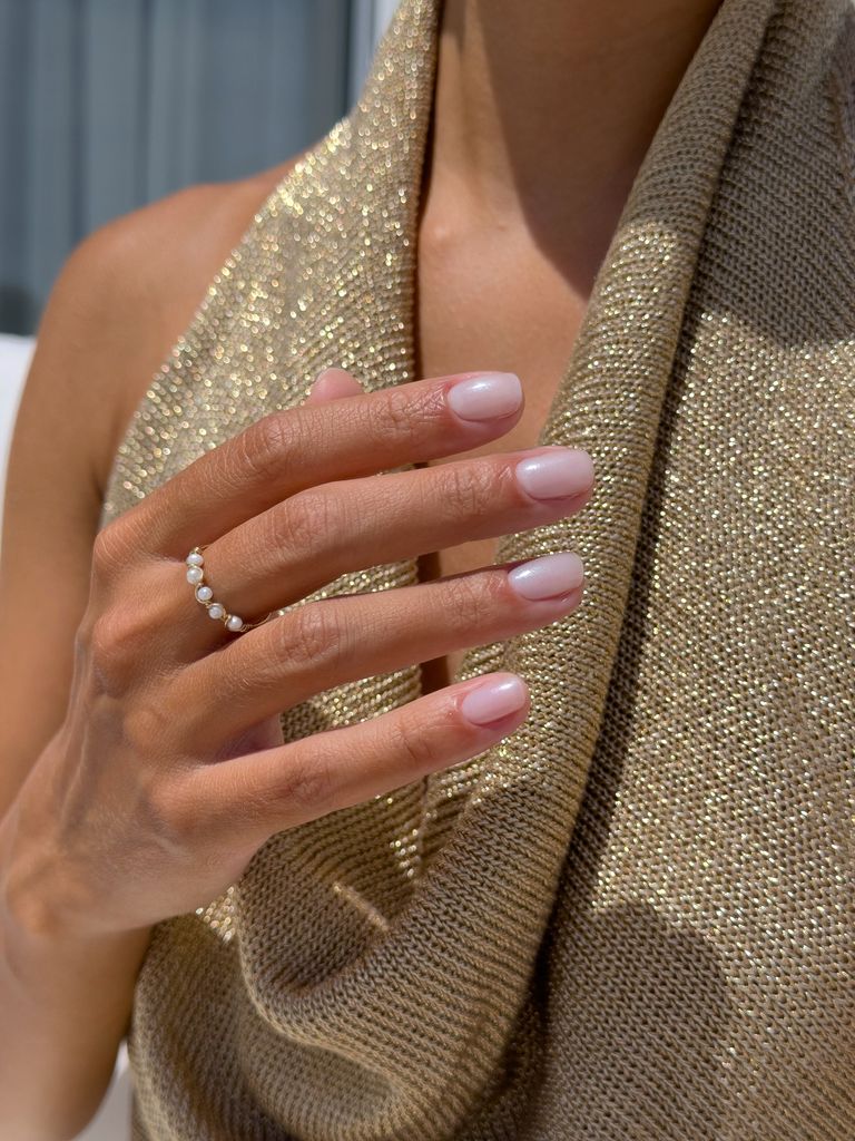 Mano con manicura blanca