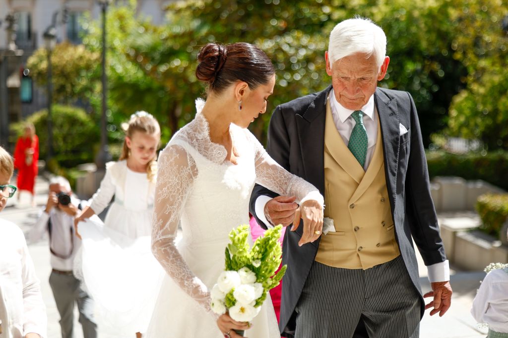 Amanda Lange, entrando a la iglesia agarrada de la mano de su padre