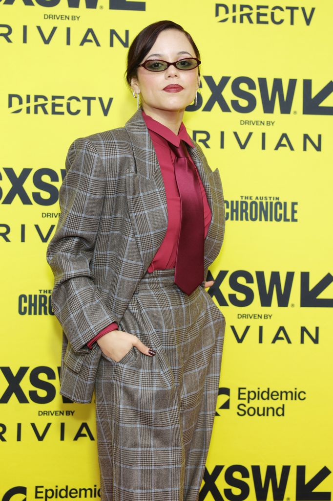 En días previos a su visita a Nueva York, la actriz estuvo en Texas, donde también se sumó a la tendencia del traje masculino.