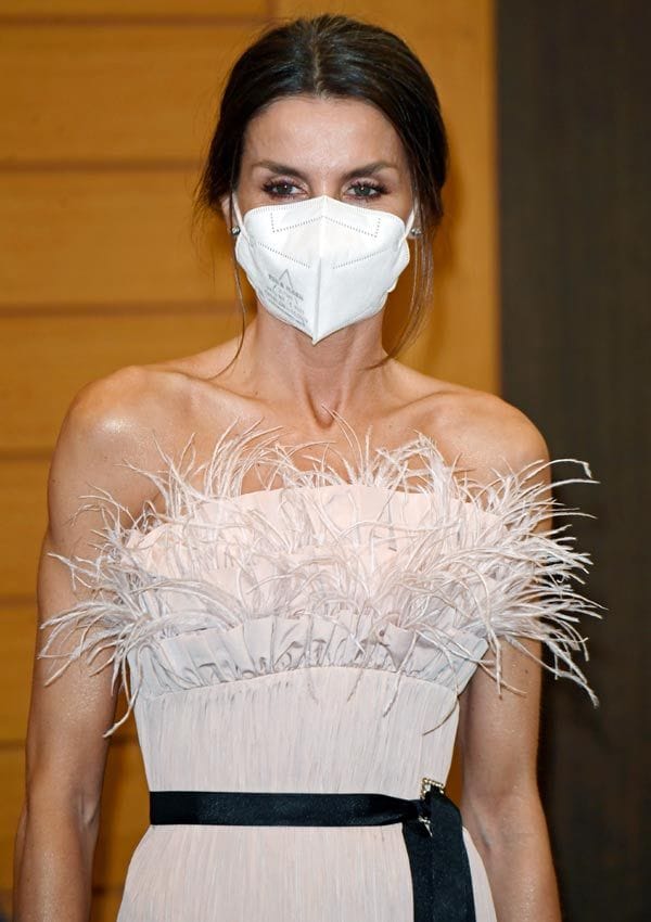 Reina Letizia con corsé de plumas