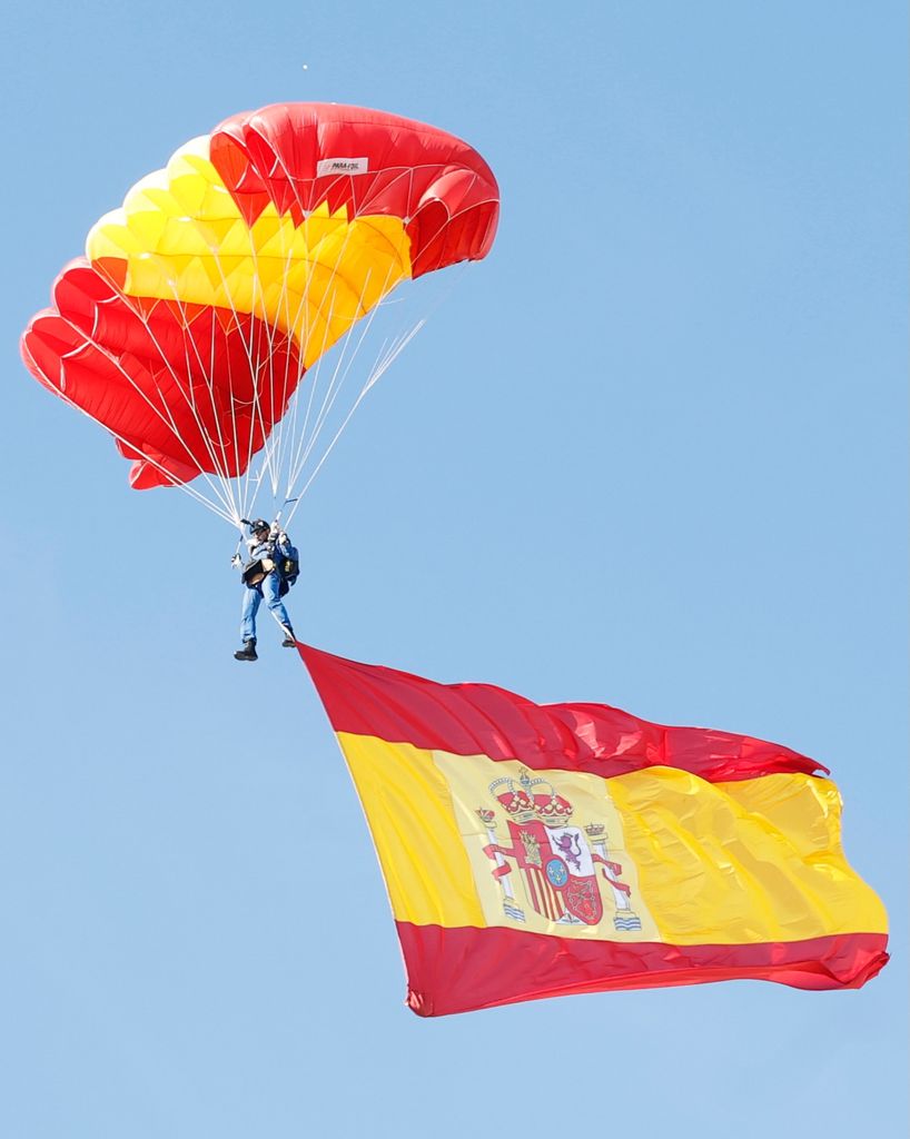 El salto del paracaidista de la unidad PAPEA, uno de los momentos más destacados del desfile