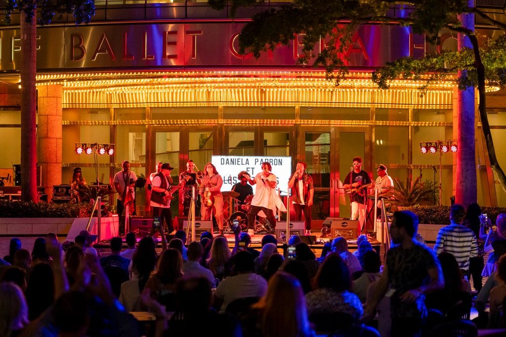 La plaza, donde también se llevan acabo eventos al aire libre, es un oasis acogedor con exuberantes terrazas ajardinadas, fuentes y árboles.