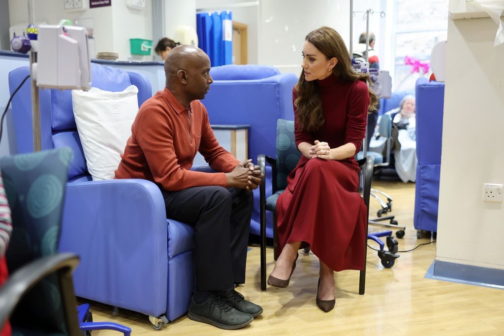  La princesa de Gales charla con algunos de los pacientes del hospital