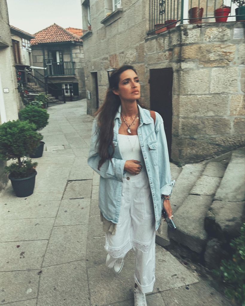 Sara Carbonero paseando por las tranquilas calles de Combarro