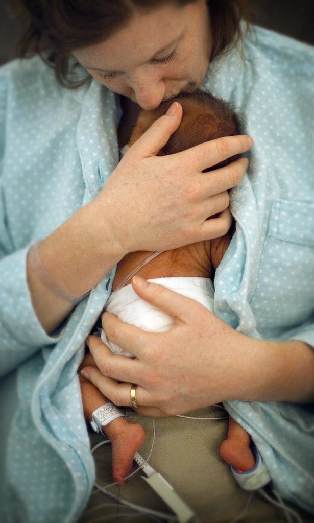 Mamá abrazando a su bebé prematuro
