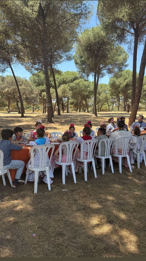 Los hermanos Rivera Montes con sus amigos en un descanso del camino. En la mesa, su padre Fran Rivera, habla con sus amigos