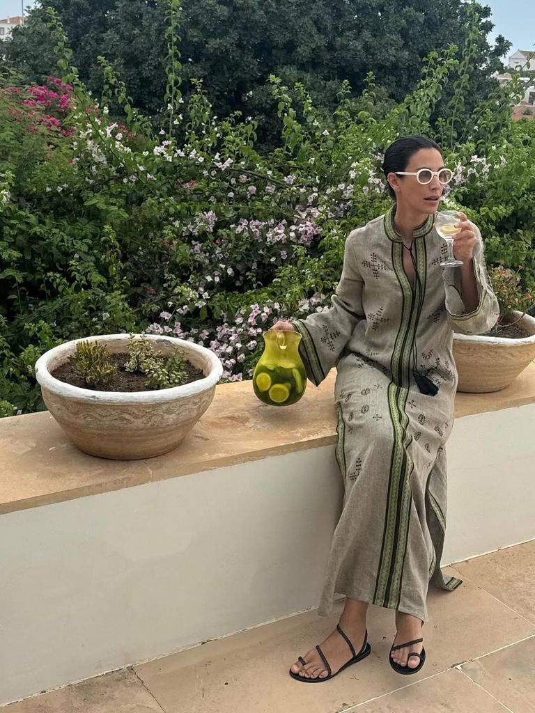 Sassa de Osma estrena la túnica de lino perfecta para llevar en verano con sandalias planas y tacones