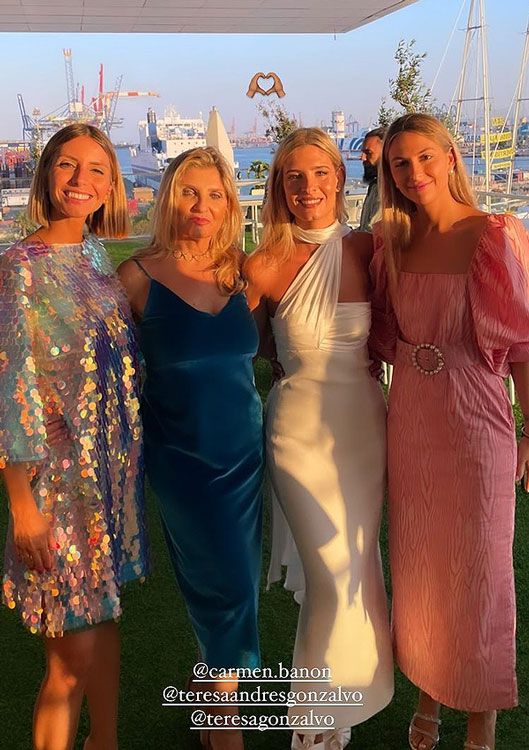 Imagen de Teresa Andrés Gonzalvo con su madre y amigas 