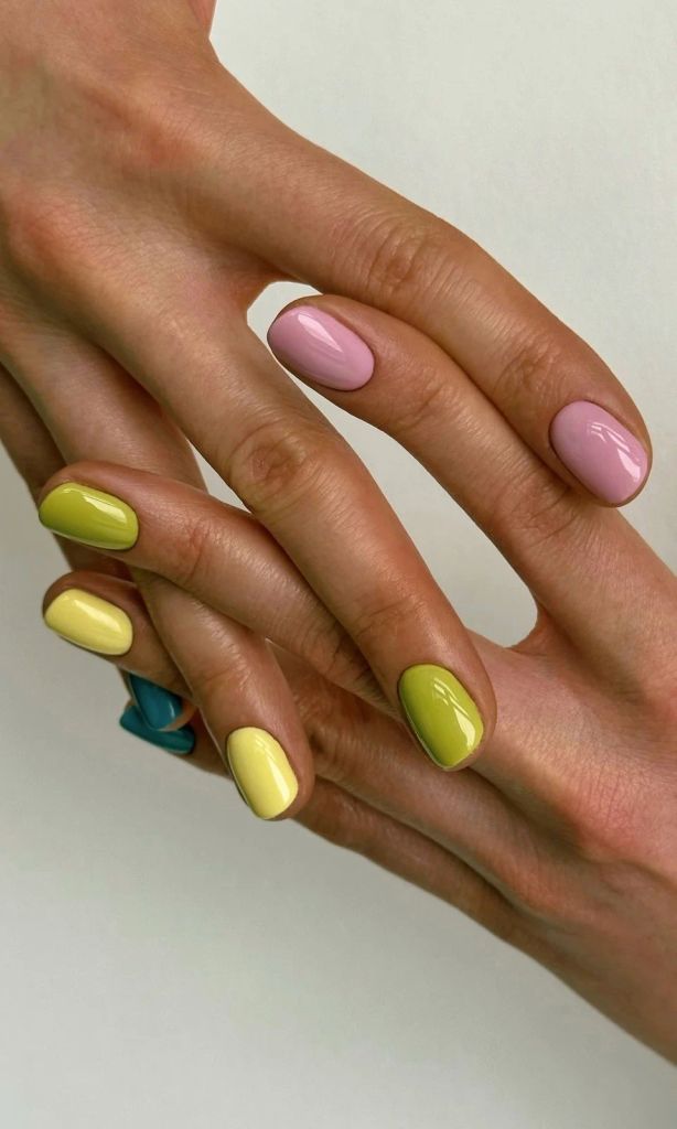 Manicura multicolor pastel
