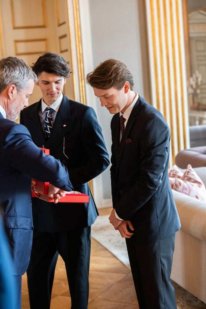 Nicolas y Felix de Dinamarca, condecorados por su tío el rey Federico de Dianmarca 