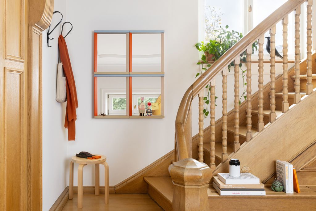 Pared decorada con composición de cuatro espejos