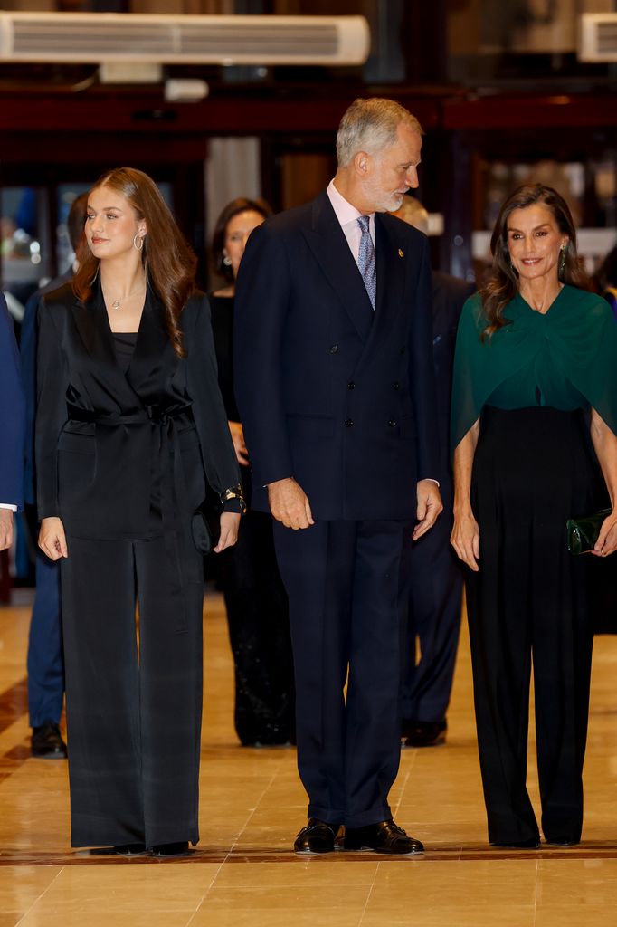 La princesa Leonor, como nunca la habíamos visto en Oviedo: marca cintura y se pasa a las joyas XXL con los aros brillantes de la reina Letizia