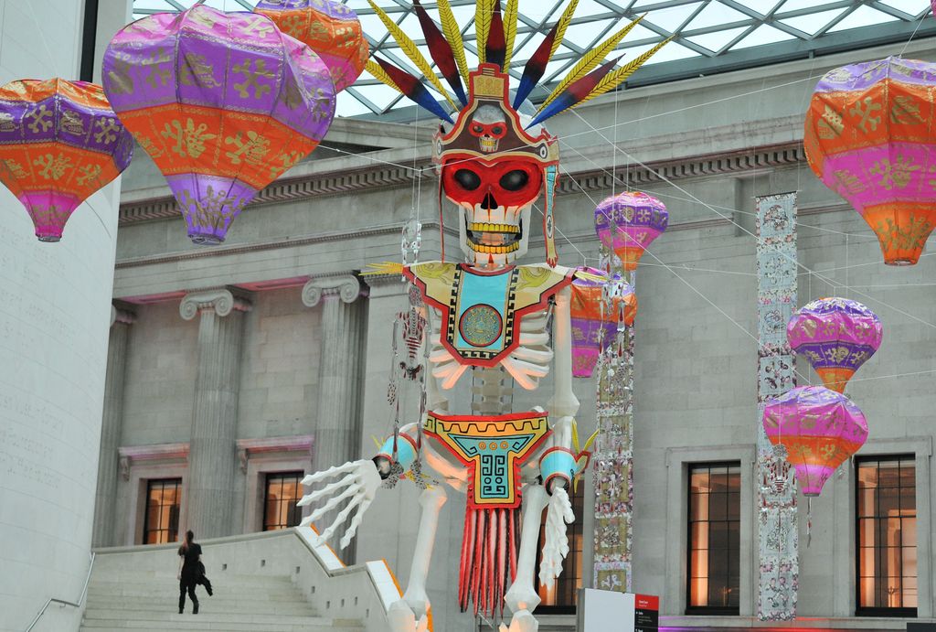 Una gigantesca escultura utilitaria de un esqueleto, utilizada en la película "Spectre" de James Bond, junto con una instalación de faroles colgantes creada por la artista Betsabeé Romero, se exhibió en el Gran Patio del British Museum como parte del Festival del Día de Muertos en Londres en el 2015.