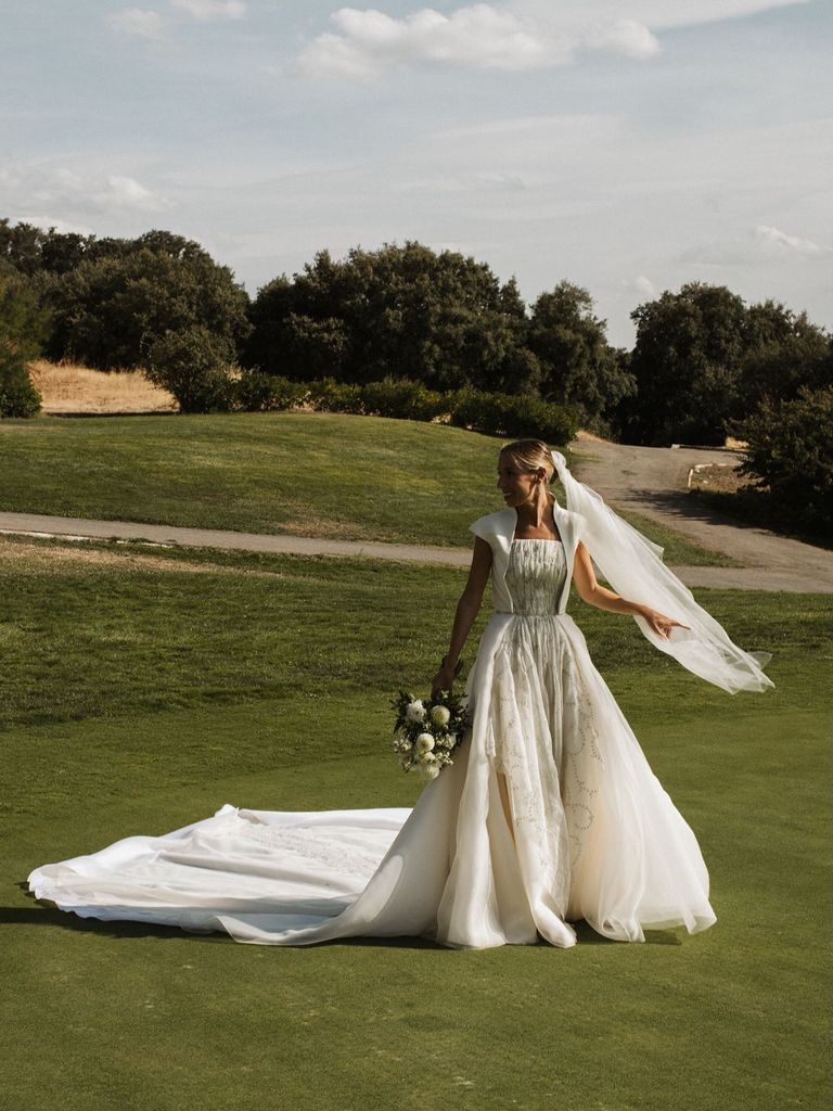 Vestidos de novia con cuerpos bordados o con textura pedrería