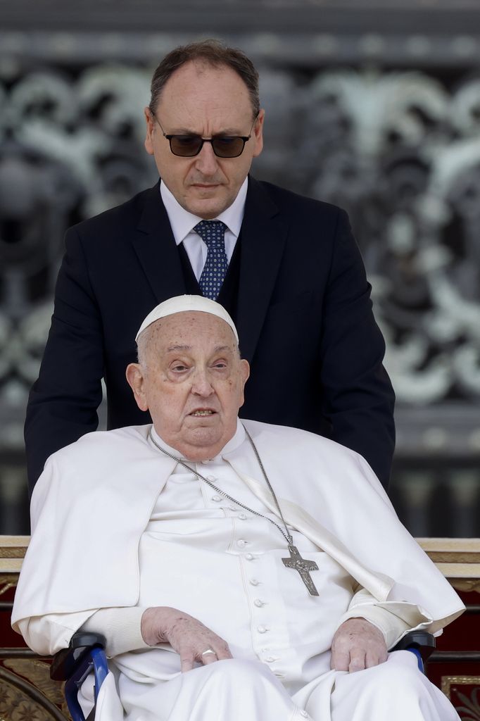 El papa Francisco y su asistente Massimiliano Strappetti