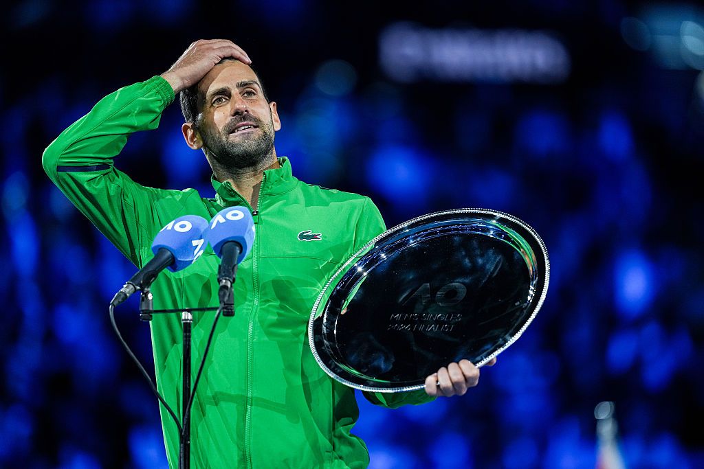 El tenista serbio con el trofeo al subcampeón del torneo australiano, el primer Grand Slam de 2026