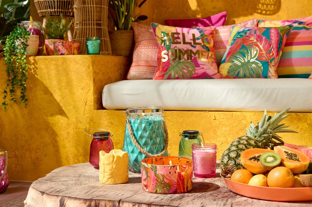 Detalles y complementos de estilo tropical