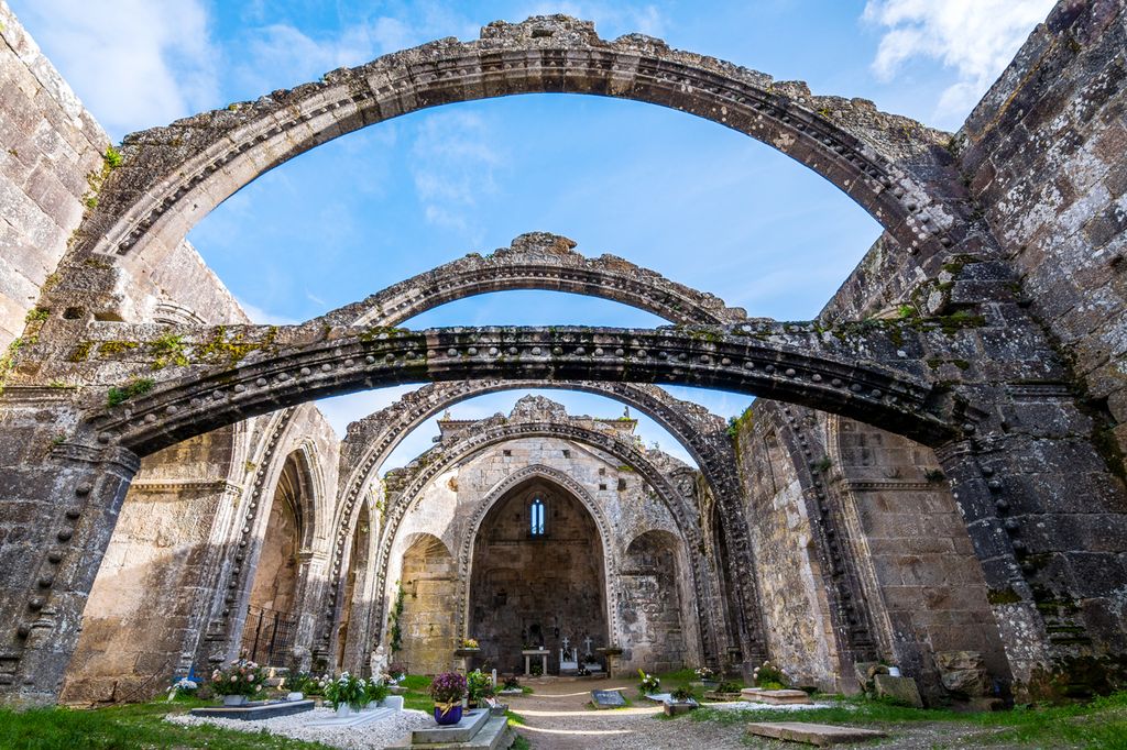 Ruinas de Santa Mariña de Dozo, en Cambados.