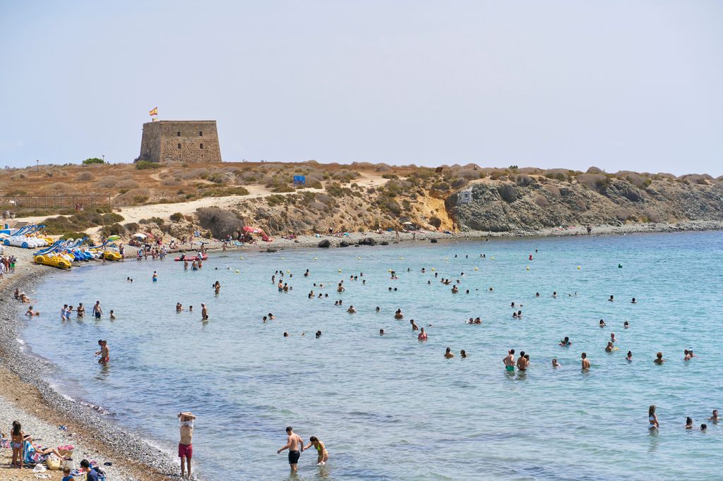 Tabarca es la única isla habitada de la Comunidad Valenciana y, aunque en verano recibe miles de visitantes, durante el invierno su población real puede bajar de apenas unas decenas de vecinos