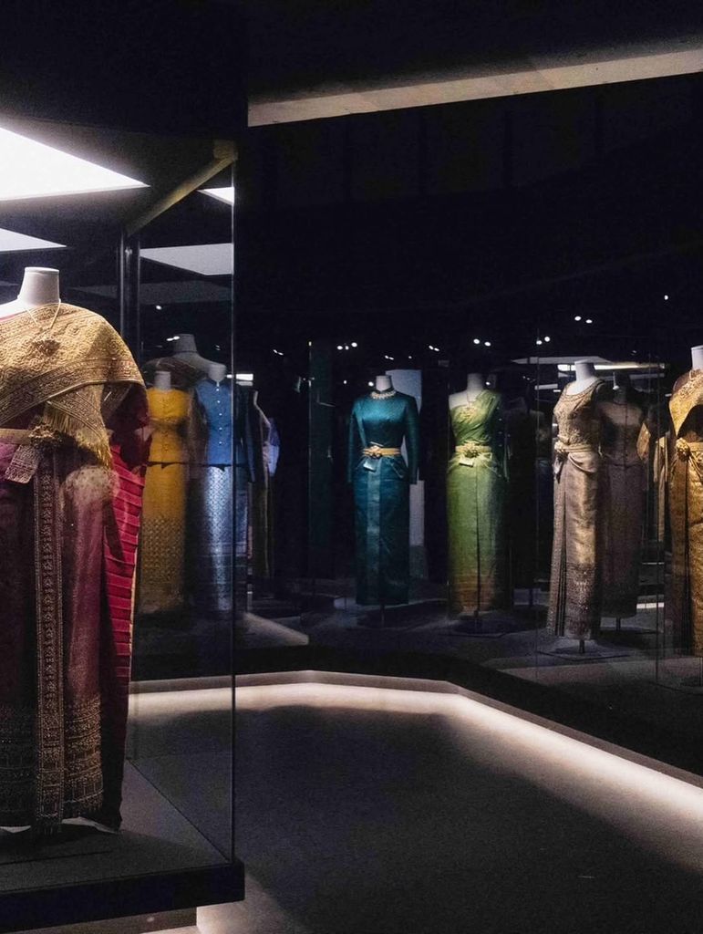 La Princesa Sirivannavari Nariratana Rajakanya y otros invitados acuden a la exposición La Mode en Majeste en Francia