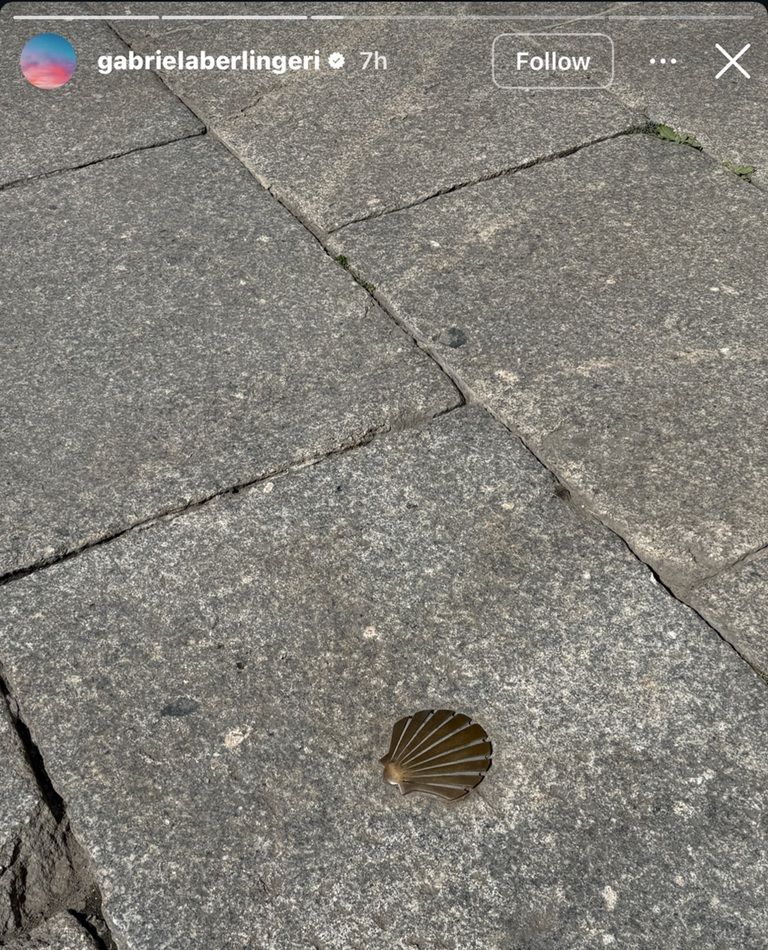 La concha de bronce en el pavimento es un símbolo característico del Camino de Santiago, por lo que algunos creen que Gabriela acompañó a Bad Bunny por España. 