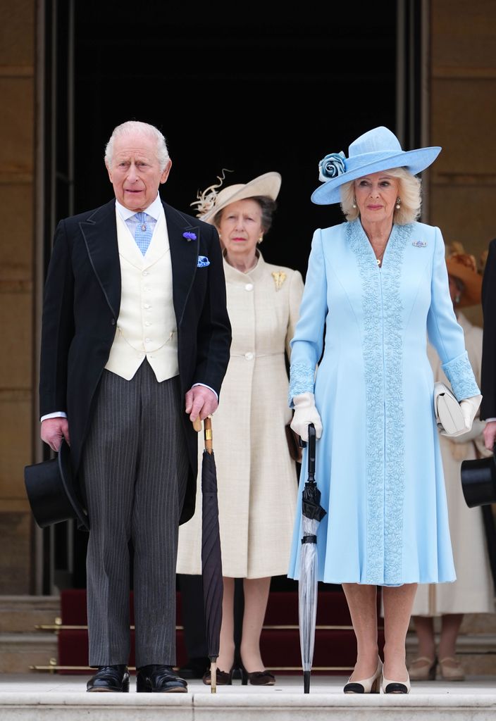 El rey Carlos III con su mujer, la reina Camilla, y su hermana, Ana de Inglaterra