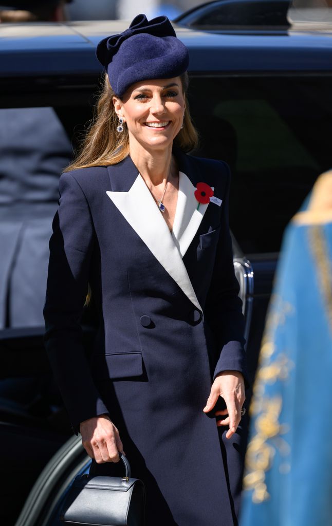 Kate lleva joyas que pertenecieron a Diana, anillo, pendientes y collar.