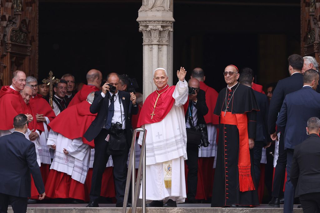 El papa León XIV llega a la Catedral de la Santa Cruz y Santa Eulalia de Barcelona para presidir la oración del mediodía