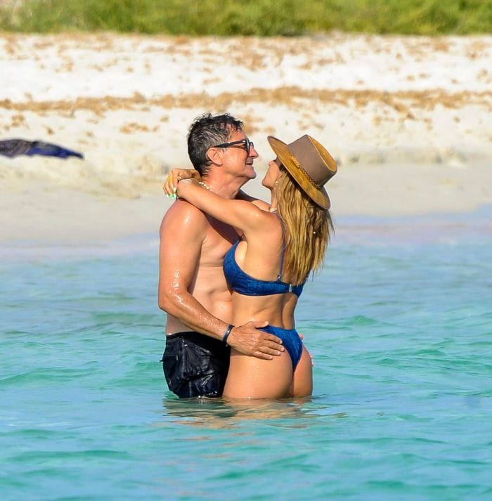 Antonio Hidalgo y su novia en la playa
