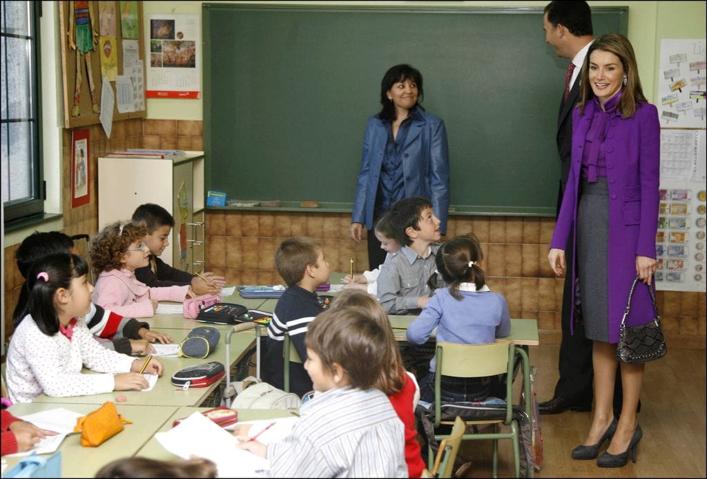 
------------------------------------------------------------------------
THE SPANISH PRINCES FELIPE DE BORBON AND LETIZIA ORTIZ VISIT STATE SCHOOL LA GESTA IN OVIEDO, SPAIN.