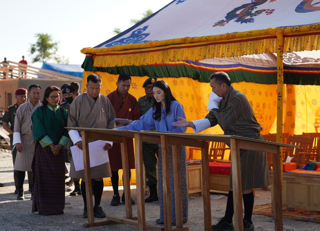 El plan más personal y trascendental de la reina de Bután: Jetsun Pema arranca una nueva era para el Himalaya con sus hijos como testigos