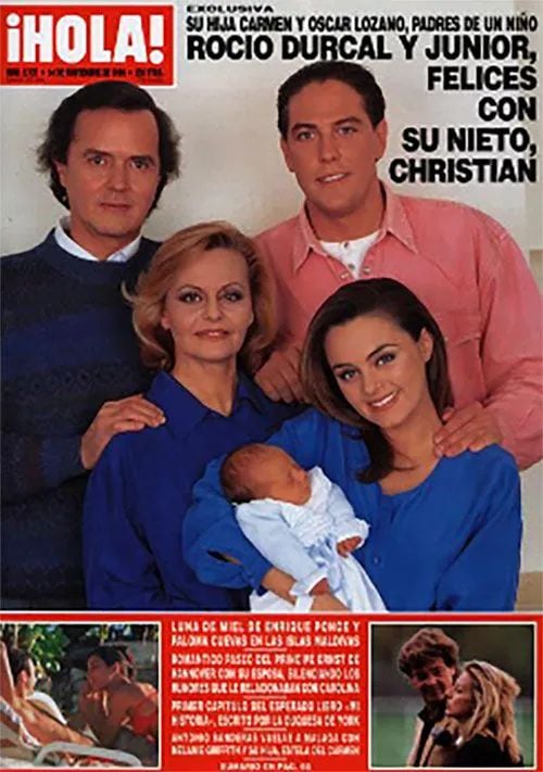 En ¡HOLA! recordamos su feliz nacimiento, se trataba del primer nieto para Rocío Dúrcal y Junior y en el reportaje posaban Carmen Morales con Óscar Lozano junto a los felices abuelos