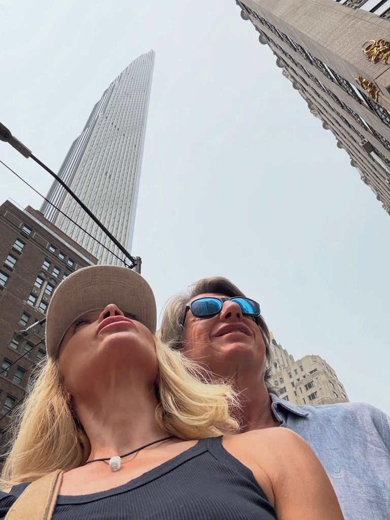 Juan Carlos Rivero y Eva Armenteros con Torre Steinway, conocida como el rascacielos más delgado del mundo, detrás