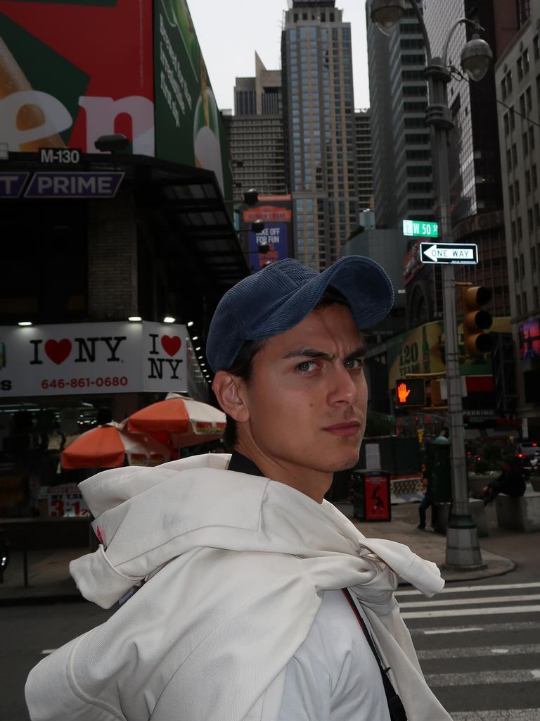 Oriana se convirtió en paparazzi con su esposo Paulo Dybala durante su visita a Nueva York.