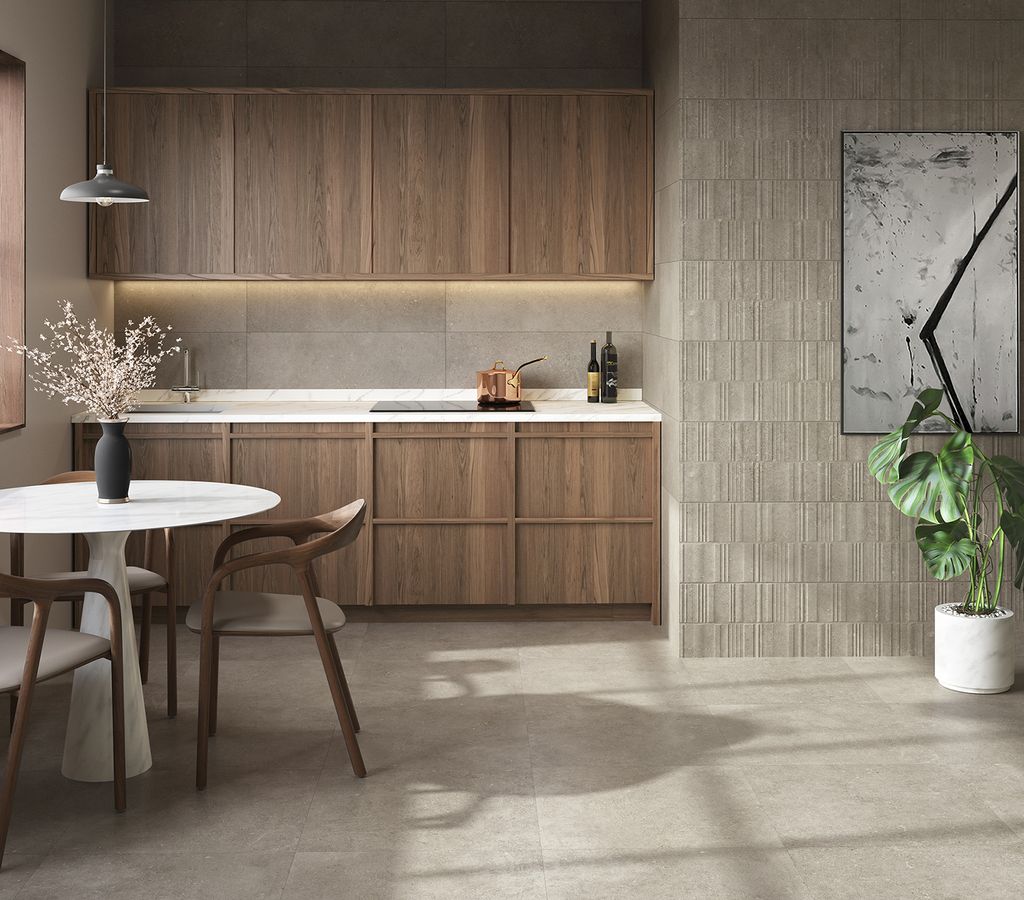 Cocina con muebles de madera y revestimientos en tono beis