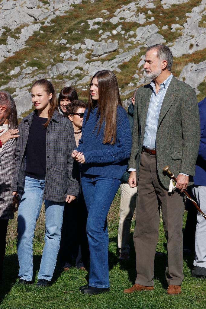 Familia Real andando por Sotres en su visita como Pueblo Ejemplar 2024