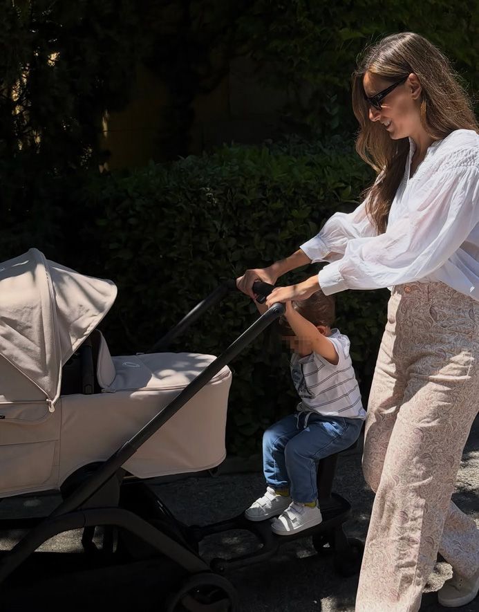 Ana Boyer paseando con su recién nacida y uno de sus hijos por las inmediaciones de la casa familiar situada en Puerta de Hierro